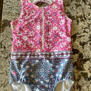 Sylvia P Leo-  EUC Size AXS. No pilling. Missing attacheable hood.